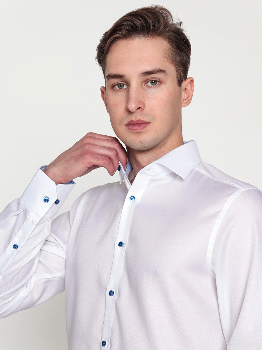 Белая рубашка с голубыми пуговицами